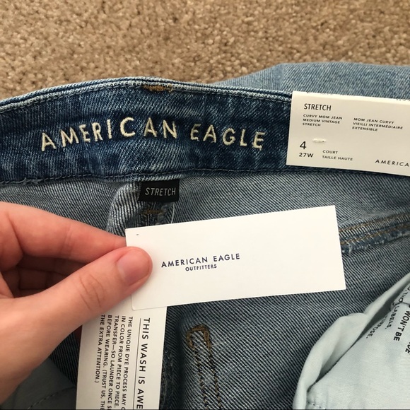 NWT American Eagle Outfitters Curvy Mom Jeans 4 SHORT Light Wash Denim Stretch - Picture 7 of 8